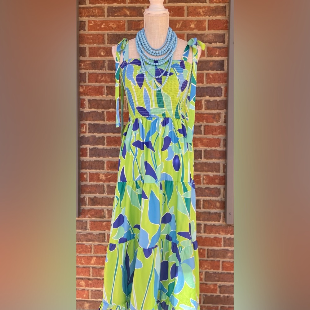 NWOT Floral Tie-Shoulder Smocked Maxi Dress. Size Small.🌴💚